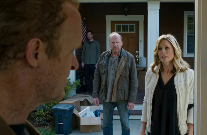 Toen ik na een weekendje vissen met mijn pick-up terugreed, verstijfde ik van schrik toen ik al mijn spullen naast de vuilnisbak voor het huis zag liggen. Mijn schoondochter stond er koud bij en zei dat er geen plek meer voor me was in dat huis, terwijl mijn zoon zwijgend toekeek. Ik glimlachte, pakte mijn telefoon, belde één keer en drie dagen later begonnen ze wanhopig overal naar me te zoeken…