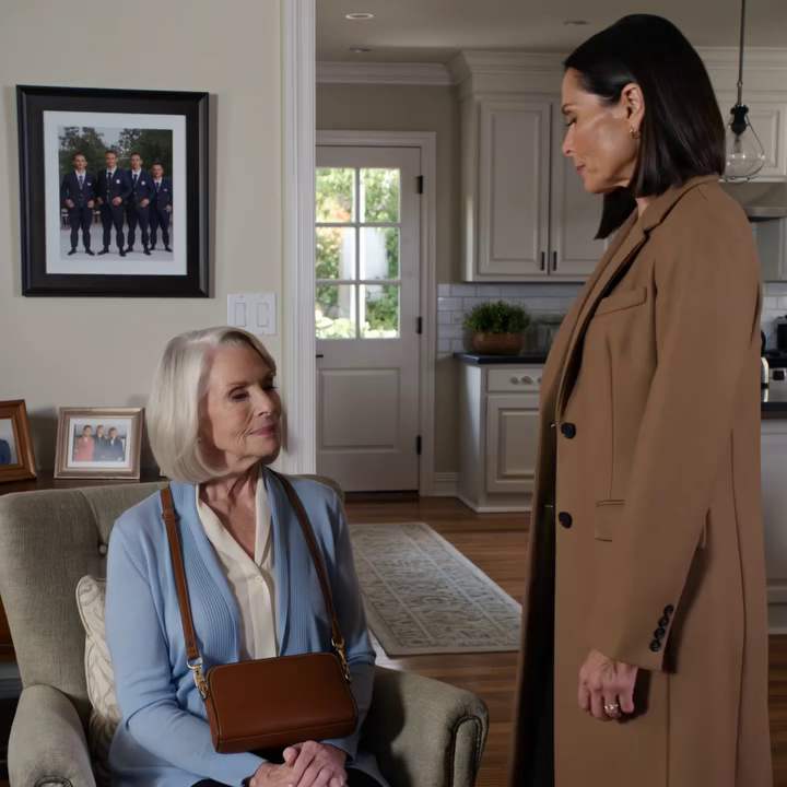 Mijn dochter gleed mijn tas van mijn schouder in mijn eigen keuken, stopte mijn bankpas in haar telefoonhoesje en zei: “Die heb je niet meer nodig,” alsof ik al half dronken was. Dus voor de middag nam ik de bus naar het filiaal op Main Street en wisselde ik het enige wat ze stiekem dacht te kunnen meenemen.