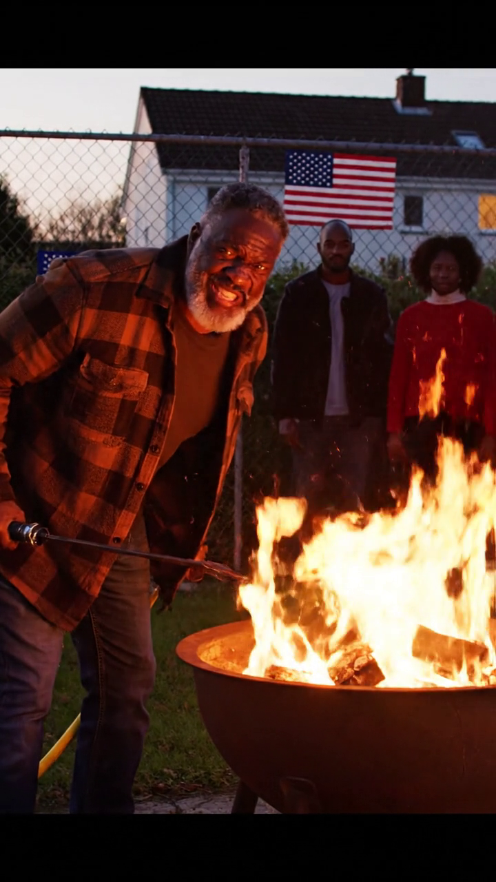 Toen ik 17 was in Dayton, Ohio, stapelde mijn vader mijn kleren, mijn schetsboeken en zelfs de quilt die mijn grootmoeder had gemaakt op een vuurton in de achtertuin. Met één hand hield hij nog steeds de tuinslang vast zodat het gras geen vlam zou vatten. Toen zei hij koud: “Dit krijg je ervan als je me niet gehoorzaamt.” Ik keek alleen maar toe hoe de rook opsteeg en bleef stil. Zes jaar later belde ik hem één keer op en zei: “Kijk eens in je brievenbus.” Die avond zorgde een witte envelop ervoor dat hij op de stoep voor het huis in elkaar zakte.
