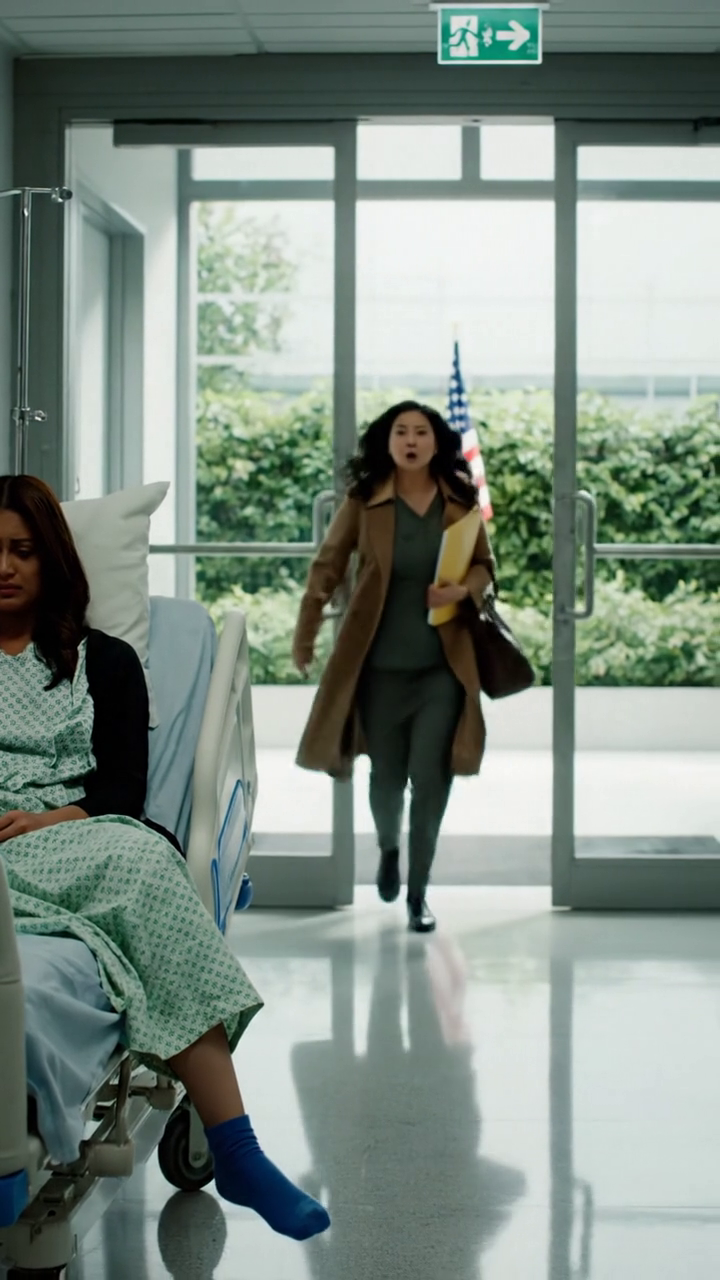 Drie maanden lang lag ik op de intensive care van St. Mary’s en niemand van mijn familie kwam langs; toen, op de dag dat mijn moeder naar het ziekenhuis kwam voor haar eigen operatie, stopte ze voor de kinderafdeling met de naam Williams erop en vroeg aan de verpleegster: “Wie is Sarah Williams?” — en de kleine glimlach die volgde, vertelde me dat het stilzwijgen van mijn familie deze keer niets meer zou kunnen verbergen.