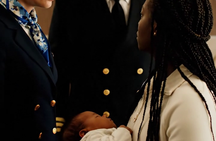 Een momentje… – ‘Stewardess sloeg zwarte moeder die baby vasthield – wist niet