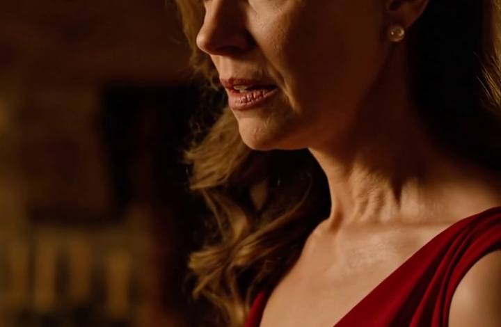 Op kerstavond in ons huis in de buitenwijk keek mijn schoonmoeder mijn 6-jarige dochter koud aan en zei dat ze haar geen ‘oma’ mocht noemen, direct nadat ze kritiek had geuit op het handgemaakte cadeautje dat mijn dochter met trots had gemaakt. Ik had nog niet eens de tijd om op adem te komen of mijn 8-jarige zoon sprong op, gaf het cadeautje terug en zei één zin die de hele woonkamer muisstil maakte. Toen opende mijn man zijn laptop en sloeg de stemming om.