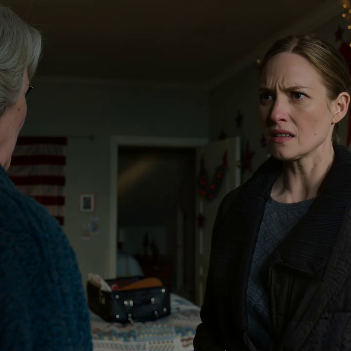 Een week voor Kerstmis hoorde ik mijn zoon vlak buiten de wasruimte tegen zijn vrouw zeggen: “Het grootste cadeau zou zijn als mama gewoon doodging.” Ik huilde niet, liep niet naar binnen om hen ermee te confronteren, maar ik opende gewoon het hypotheekdossier opnieuw, belde de voormalige advocaat van mijn overleden echtgenoot, boekte een ticket naar Parijs en legde iets op Daniels bureau waardoor het hele huis stilviel precies op kerstochtend.