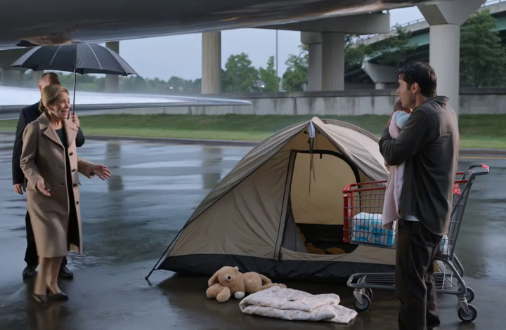 Mijn kleinzoon dacht dat ik dood was, totdat hij me in de regen onder een brug in St. Louis zag staan met een privéjet die op me wachtte. Maar toen ik hem en zijn baby naar huis bracht, stond de man die ons jaren had afgenomen al voor mijn poort – en wat ik in de verzegelde brief van zijn moeder vond, vertelde me dat de leugens van mijn zoon iets veel ergers verborgen hielden.