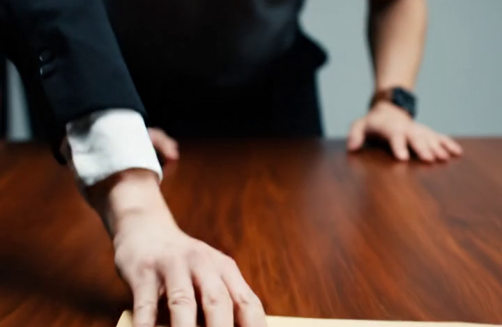 Mijn stiefvader eist dat ik mijn loterijwinsten afgeef omdat hij de baas in huis is