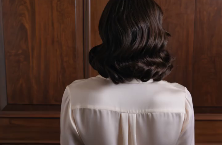 ‘Ze denkt nog steeds dat het om liefde gaat.’ Mijn verloofde zei het tegen zijn broer, terwijl zijn moeder en zus glimlachend over de met goudlicht verlichte eettafel zaten en me in het Arabisch bespotten alsof ik te dom was om het te horen. Ik hield mijn ogen op mijn bord gericht en glimlachte toch. De volgende ochtend om 10:06 liep ik zijn investeerdersvergadering binnen en zei één woord in de Commonwealth Room.