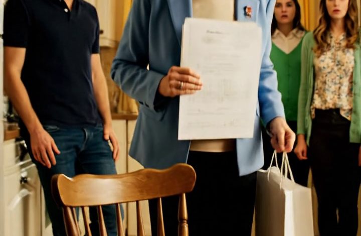 ‘Ga nu mijn keuken uit!’, schreeuwde mijn schoondochter Rachel met mijn houten lepel in haar hand en mijn soep die op het fornuis stond te koken. Toen mijn eigen zoon voor haar begon te applaudisseren in het huis dat ik had afbetaald, begreep ik eindelijk waarom mijn adres bovenaan de papieren in haar tas stond.