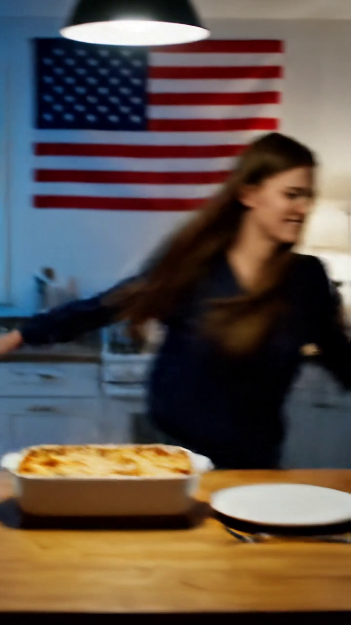 Mijn dochter schreeuwde: “Jij bent niet mijn echte moeder!”, greep haar tas en volgde de Maserati van haar biologische moeder om samen met haar sluwe vriendje een “influencer” te worden… Ik zei niets, opende mijn laptop en streepte een huiveringwekkende lijst af: de privéschool, de auto, het studiefonds… 72 uur later was het hele gezin in chaos – en plotseling dook de biologische moeder op met een advocaat om me aan te klagen.