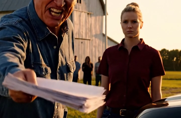 Mijn ouders stonden midden op onze boerderij toen ze me vertelden dat ze de grond aan een projectontwikkelaar hadden verkocht. Ze duwden me papieren in mijn armen en zeiden dat ik moest tekenen. Mijn vader snauwde: “Teken het en doe niet alsof je er iets over te zeggen hebt.” Mijn moeder glimlachte schamper en zei: “Je bezit hier niets.” Ik protesteerde niet, ik reed meteen naar het gemeentehuis. Toen de ambtenaar een oud, gescand dossier met de titel “testament” opende, veranderde zelfs haar stem.