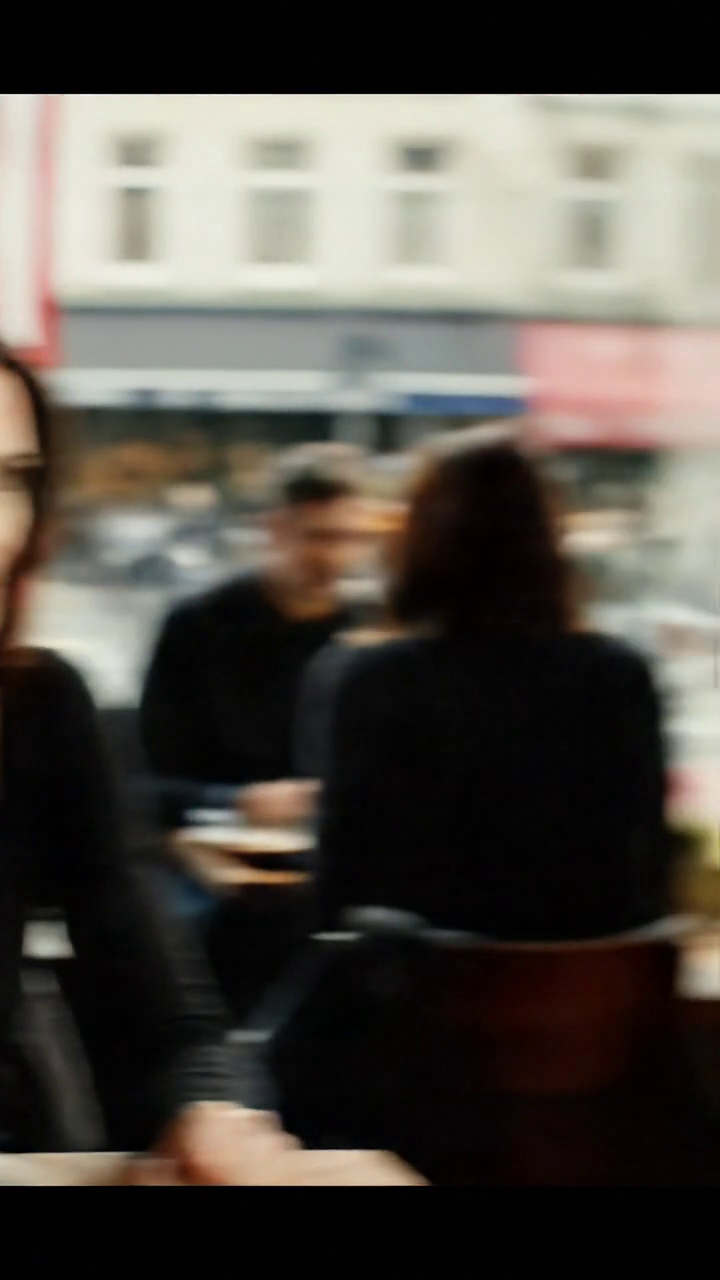 Mijn zoon vergat op te hangen en ik hoorde het duidelijk – de woorden die ijskoud klonken: “Ze is een last.” Ik sprak hem er niet op aan. Ik nam het gesprek stilletjes op, zette vervolgens discreet mijn huis van bijna $980.000 in Asheville te koop, verhuisde alles en verdween zonder een woord te zeggen. Ze kwamen terug uit Europa, nog steeds glimlachend… totdat de sleutel niet meer draaide, de deur niet meer openging en er op het aanrecht alleen nog een briefje lag.