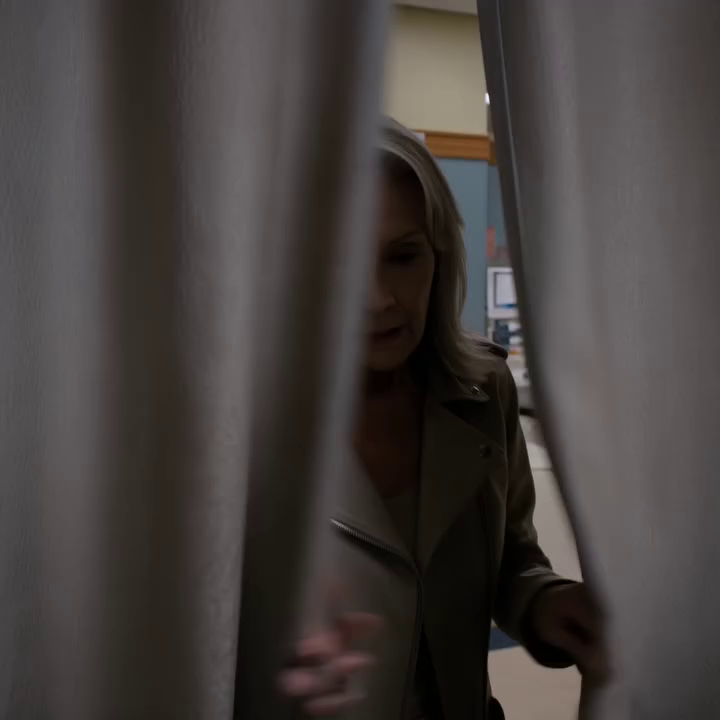 Mijn kleindochter belde me om 3:17 ‘s ochtends vanuit het ziekenhuis, en tegen de tijd dat ik op de spoedeisende hulp aankwam, wist ik al dat dit de nacht was waarop alles in onze familie aan het licht zou komen.