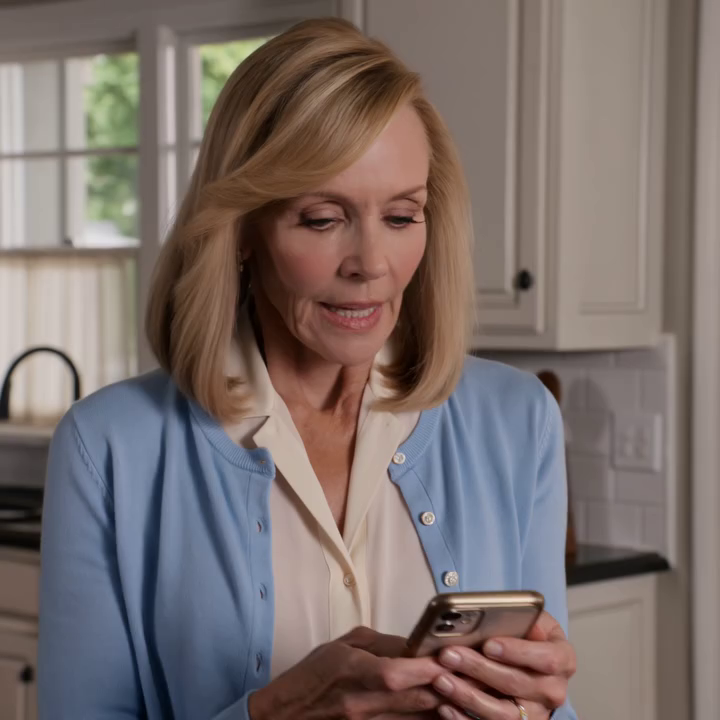 Mijn zoon stuurde me een berichtje: ‘Mam, kom niet eten. Mijn vrouw wil niet dat je ons voor schut zet.’ Ik antwoordde: ‘Goed, dan is het tijd dat jullie twee je eigen kosten betalen!’ Drie dagen later stonden ze in paniek voor mijn deur. En toen ontdekte ik dat ze stiekem de hele familie tegen me had opgezet.