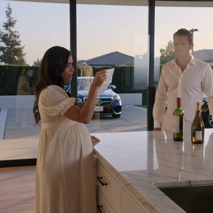 Mijn moeder drong erop aan dat ik op mijn 32e zou trouwen, dus trouwde ik met een dove techmiljonair. Ik leerde gebarentaal, gaf mijn carrière op, raakte zwanger… en toen, op een avond in onze keuken in Palo Alto, keek mijn ‘dove’ man me aan en zei met een heldere, vaste stem: ‘Ik ben niet doof. Dat ben ik nooit geweest.’