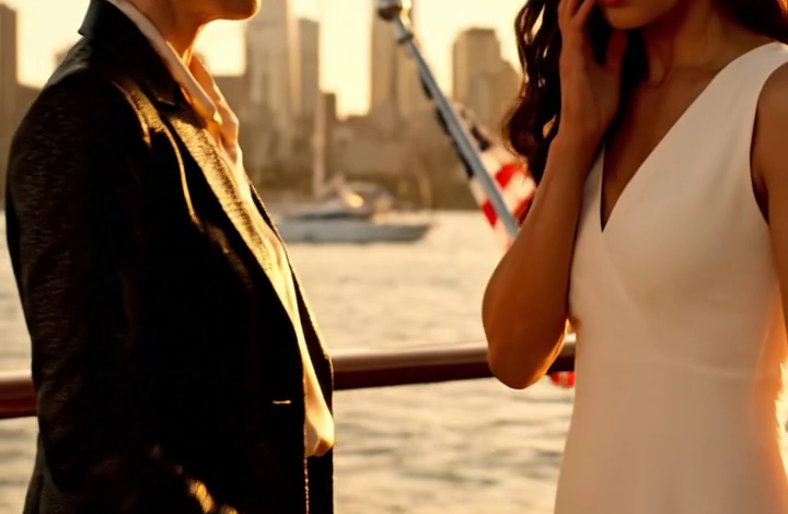 ‘Doe de haaien de groeten,’ fluisterde mijn schoondochter terwijl ze me van het jacht duwde. Mijn zoon stond daar te glimlachen, ervan overtuigd dat hun plan om mijn fortuin van 3 miljard dollar te stelen was gelukt – totdat ze thuiskwamen en mij daar aantroffen met een speciaal cadeau dat op hen wachtte.