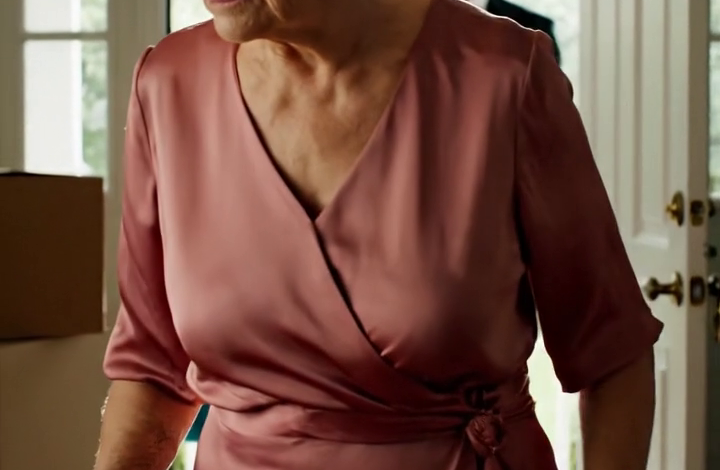 Na zeven jaar onder mijn dak te hebben gewoond en op mijn geld te hebben vertrouwd, hadden ze de jackpot gewonnen. Mijn schoondochter en mijn zoon hadden plotseling een loterij van 85 miljoen dollar gewonnen. Diezelfde dag zette ze een paar dozen van mij vlak bij de deur en snauwde: “We hebben jullie hulp niet meer nodig. Zoek een nieuwe plek om te wonen – pak je spullen en vertrek.” Ik antwoordde kortaf: “Oké.” Voordat ik wegging, draaide ik me om, glimlachte en zei: “Heb je de naam op het lot wel goed gelezen?” Daarna liep ik snel weg.