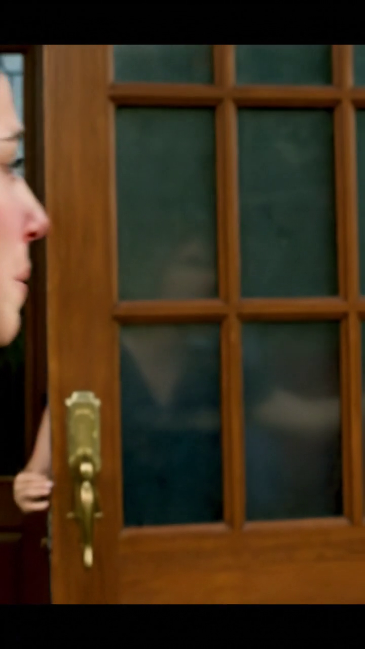 Tijdens een familievakantie in Miami namen mijn ouders mijn 7-jarige dochter stiekem mee naar de deur van een vreemd appartement en reden weg alsof er niets gebeurd was. Maar toen ik een onbekend nummer opnam en haar hoorde snikken: “Mama!”, schreeuwde ik niet, maakte ik geen scène, maar deed ik stilletjes iets waardoor mijn hele familie niet op tijd kon reageren.