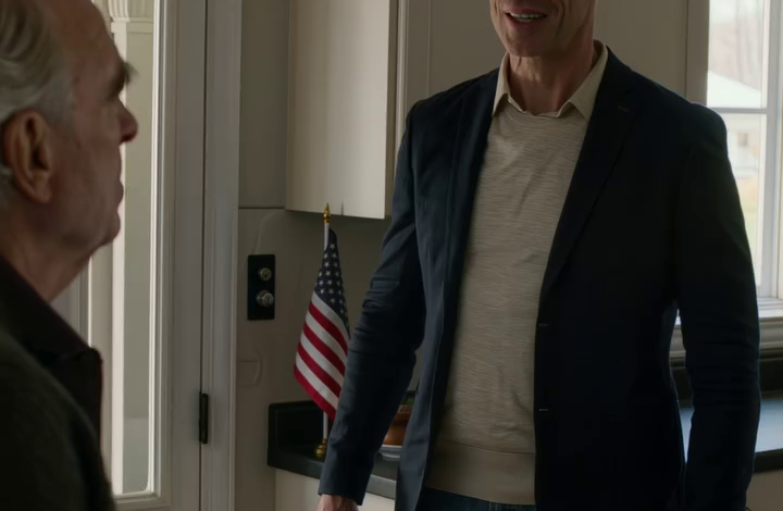 Na het verlies van mijn vrouw dacht ik altijd dat mijn zoon de laatste zou zijn die zich tegen me zou keren, tot de dag dat ik terugkwam van mijn reis en ontdekte dat mijn oude sleutel de voordeur niet meer opende. Trevor zei toen kalm tegen me dat het huis nu “beter af was als ik niet meer terugkwam”. Ik werd niet boos, ik smeekte niet, ik stuurde gewoon één berichtje dat genoeg was om alles wat ze in stilte hadden opgebouwd aan het wankelen te brengen.