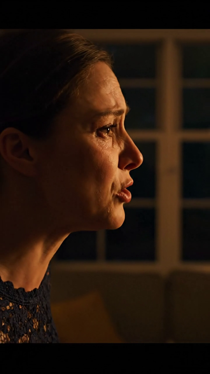 Toen ik in de tiende klas zwanger raakte, zetten mijn ouders me in de regen van Portland op straat en tekenden ze papieren om me uit de familie te schrappen, zodat hun reputatie onberispelijk zou blijven. Twintig jaar later, met een 50-jarig jubileumfeest en 200 belangrijke gasten in het vooruitzicht, doken ze plotseling op, glimlachend en erop staand hun ‘kleinzoon’ te willen ontmoeten, niet wetende dat de deur waar ze voor stonden op het punt stond open te gaan voor precies datgene waar ze het meest bang voor waren.