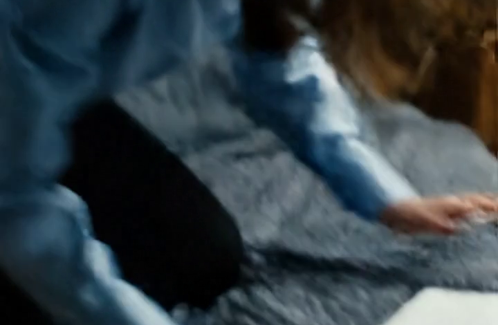 Mijn moeder smeet haar vork neer en zei: “Je hebt 48 uur om je spullen eruit te halen – dit huis is nu van Tara.” Ik schreeuwde niet, smeekte niet en herinnerde hen er ook niet aan wie de hypotheek had betaald, de trap had gerepareerd en ervoor had gezorgd dat dat huis in Vermont niet geveild zou worden. Ik ging gewoon naar mijn kamer, opende mijn laptop en begon bonnetjes op te zoeken – want tegen de tijd dat mijn zus met haar koffer aankwam, was er één document dat niemand van hen verwachtte dat ik zou vinden.