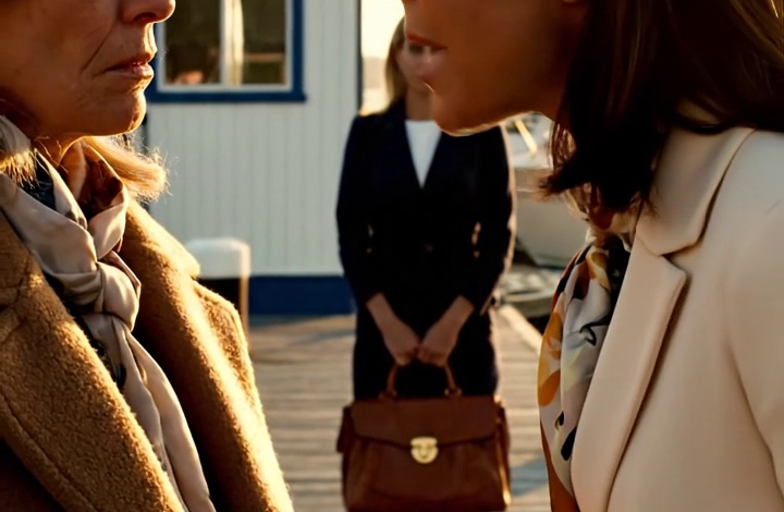 De zus van mijn man zei: “Jij hoort niet thuis op deze jachtreis.” Mijn naam werd van de gastenlijst geschrapt en vervangen door die van haar yogalerares. Bij de gate in Newport grijnsde ze en zei ze dat ik “naar huis moest gaan”. De hele familie keek neer en mijn man bleef stil. Maar op het moment dat ik me omdraaide, riep een bemanningslid iets en alle ogen waren op mij gericht.