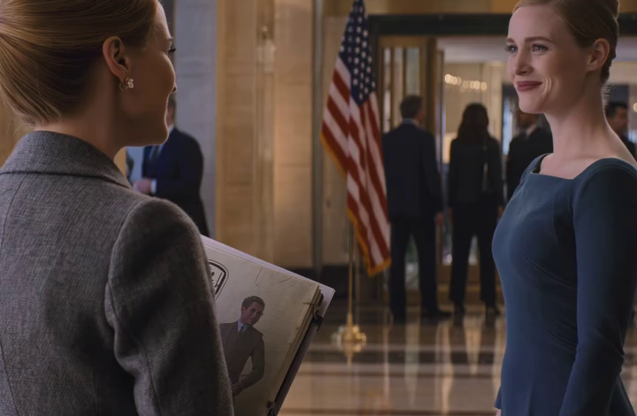 De avond voor de bruiloft van mijn zoon keek zijn verloofde me recht in de ogen en fluisterde: “Na morgen ben je geen familie meer.” Ik hield een plakboek van 27 jaar vast, slikte de brok in mijn keel weg en de volgende ochtend ging ik niet naar de kerk. Maar tegen de middag was de hele stad in rep en roer: de bruiloft was in een oogwenk afgezegd omdat er iets op Daniels telefoon was verschenen, en de eerste naam die hardop werd genoemd, was niet de mijne.