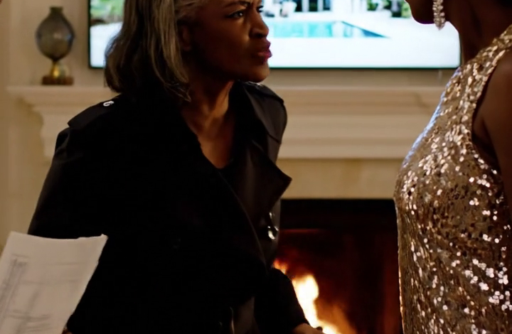 Kathy McCoy kwam blut, doodmoe en nog steeds huur betalend voor een studio in Culver City aan op het sprankelende middernachtfeest van haar ouders. Toen kwam haar grootmoeder binnen, keek naar haar oudere zus bij de open haard en vroeg: “Waarom heb je het strandhuis in Malibu van 1,2 miljoen dollar dat ik voor je kocht verkocht?” De hele kamer werd stil voordat iemand kon doen alsof het gezin in orde was.