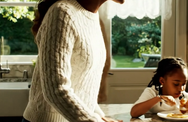 Mijn ouders zeiden dat ze de vijfde verjaardag van mijn dochter waren “vergeten”. Een week later zat mijn nichtje stralend met een gloednieuwe iPhone aan de keukentafel, en wat me het meest raakte, was niet de telefoon zelf. Het besef dat mijn dochtertje al had geleerd om niet veel van hen te verwachten, was het besef dat ik het zelf al had meegemaakt.