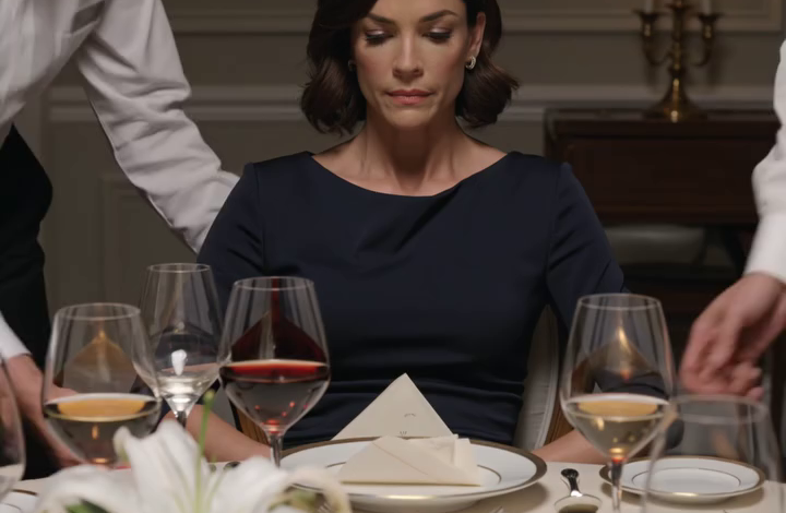 Mijn vader stuurde een verjaardagsbericht naar de hele familie met de tekst: “Alleen erfgenamen. Geen doodlopende wegen. Neem je dochter niet mee.” Die avond keek mijn zesjarige zoontje vanaf de achterbank op en vroeg me wat “doodlopende weg” betekende. Dus toen hij de meest exclusieve eetzaal van Napa binnenliep en mij al aan de beste tafel zag zitten, was de man naast me de persoon die hij maandenlang tevergeefs had proberen te bereiken.