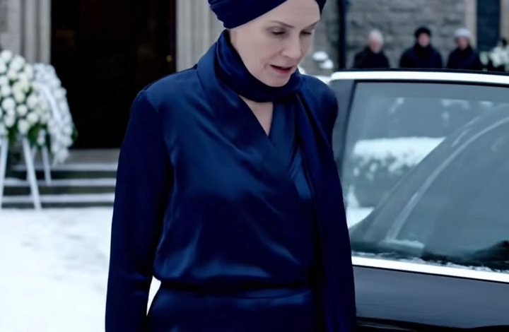 Ik werd wakker op de ochtend van de bruiloft van mijn zoon en realiseerde me dat mijn hoofd helemaal kaal was – mijn haar was weg – de ‘boodschap’ van mijn schoondochter aan mij. Er was een briefje op de badkamerspiegel geplakt met de tekst: “Gefeliciteerd – je hebt eindelijk een ‘kapsel’ dat bij je leeftijd past.” Gelukkig had ik het huwelijksgeschenk van 20 miljoen dollar nog in mijn bezit. En op het moment dat de ceremoniemeester mijn naam riep, hield ik op met glimlachen – ik stond op en staarde recht naar de hoofdtafel…