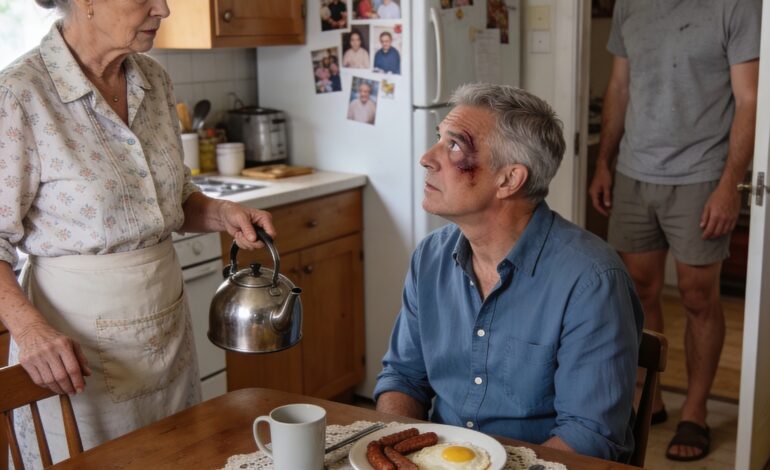 Gisteravond sloeg mijn zoon me en ik heb niet gehuild. Vanmorgen heb ik het mooie tafelkleed tevoorschijn gehaald, het ontbijt klaargezet zoals op speciale gelegenheden, en toen hij lachend de trap afkwam, zei hij: “Dus je hebt je lesje eindelijk geleerd”… totdat hij zag wie er aan mijn tafel op hem wachtte.