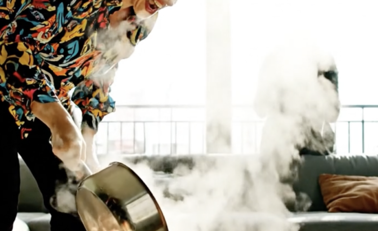 “Ik was zes maanden zwanger toen mijn schoonmoeder de pan optilde en zei: ‘Dit zal je leren om mijn zoon te stelen.’ De soep kookte. Ik schreeuwde: ‘Alsjeblieft, mijn baby!’ en ze lachte. Wat ze niet wist, was dat mijn man nog steeds aan de telefoon was… en elk woord meeluisterde. Dat telefoontje heeft niet alleen mijn leven gered, maar ook dat van hen verwoest. En dit is nog maar het begin.”