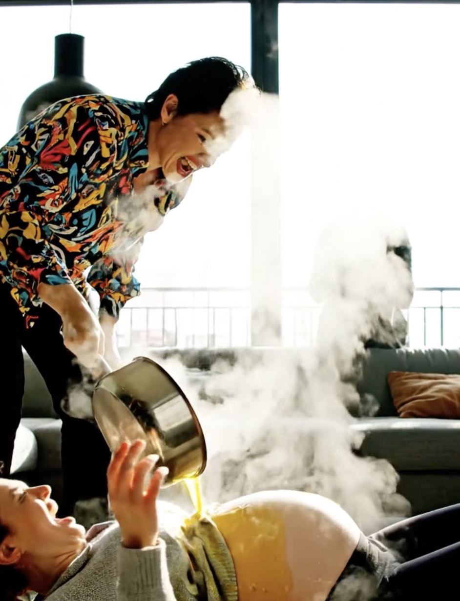 “Ik was zes maanden zwanger toen mijn schoonmoeder de pan optilde en zei: ‘Dit zal je leren om mijn zoon te stelen.’ De soep kookte. Ik schreeuwde: ‘Alsjeblieft, mijn baby!’ en ze lachte. Wat ze niet wist, was dat mijn man nog steeds aan de telefoon was… en elk woord meeluisterde. Dat telefoontje heeft niet alleen mijn leven gered, maar ook dat van hen verwoest. En dit is nog maar het begin.”