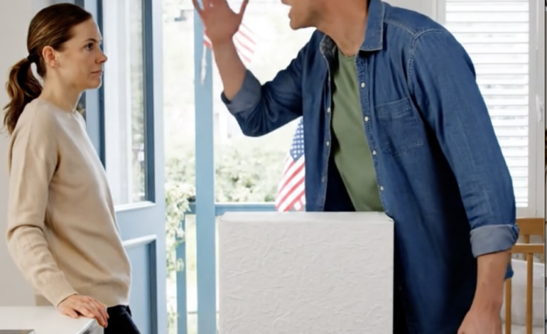 Mijn man zei dat hij vier weken na de bevalling “ruimte nodig had”, en vloog vervolgens voor een maand naar Europa terwijl ik thuis zat te bloeden, slaapgebrek had en alleen was met onze pasgeboren baby. Toen hij eindelijk terugkwam, was het huis schoon, zaten zijn kleren in dozen en was er één map op de eettafel die hem zijn koffer deed laten vallen en mijn naam uitsprak alsof het hem pijn deed.