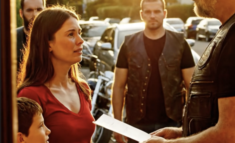 Een alleenstaande moeder die het financieel moeilijk had, gaf haar laatste 8 dollar, die eigenlijk voor het ontbijt van haar zoon bedoeld was, uit om een ​​gewonde motorrijder bij een stil tankstation te helpen. Ze wist niet dat het geluid van tientallen motoren voor haar huis een paar dagen later zou onthullen waarom haar vriendelijkheid nooit vergeten zou worden.