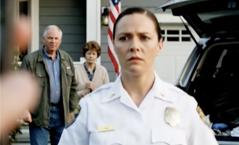 Mijn vader gooide mijn spullen over het gazon en filmde me terwijl de buren toekeken. Vijftien dagen later had ik 36 berichten van dat huis op mijn telefoon, en één zin van mijn zus vertelde me dat alles definitief was omgeslagen: Hij kan niet slapen.