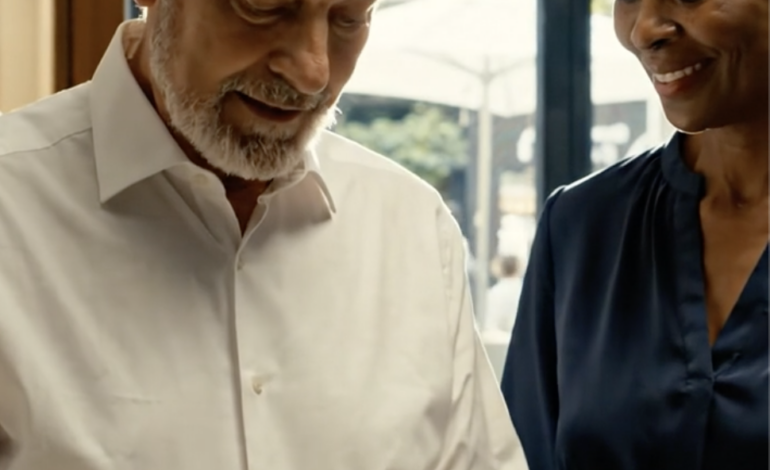 Mijn verwende dochter verkocht de ketting van mijn overleden vrouw om een ​​vakantie te kunnen betalen – totdat ik een telefoontje kreeg… De ketting was het enige wat ik nog van haar had. Toen ik hem niet kon vinden, gaf mijn dochter eindelijk toe: “Ik heb hem verkocht. Ik had het geld nodig voor een vakantie.” Ik belde de pandwinkel in de hoop hem terug te kunnen kopen. De man aan de andere kant van de lijn zweeg even en zei toen: “Meneer… dit is een beetje vreemd. U moet even langskomen. Toen we het deel van de hanger openmaakten dat open kan, vonden we iets wat u moet zien.” Ik wist niet eens dat het open kon.