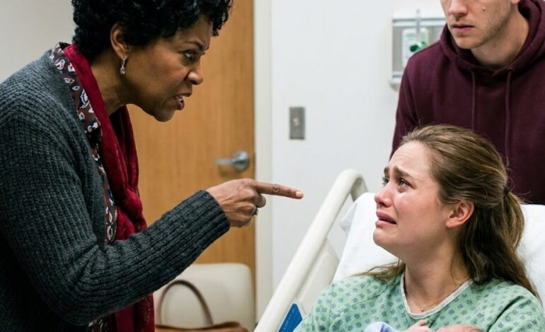 Het laatste wat mijn ex-schoonmoeder ooit tegen me zei buiten het gerechtsgebouw was: “Of jij en je dochter nu leven of sterven, neem nooit meer contact met ons op.” Tien jaar later stonden ze voor mijn deur en vroegen ze om iets wat alleen ik kon geven.