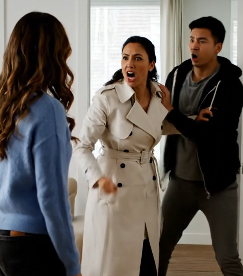 ”Voit tulla jos haluat… Mutta olisi parempi, jos et tulisi”, äitini sanoi matkasta. Istuin vain siinä puhelin kädessäni ja tuijotin Columbuksen asuntoni seinää, koska minulla kesti kokonaiset kymmenen sekuntia ymmärtää, että nainen, joka pyysi minua jäämään kotiin, oli sama nainen, jolla ei ollut mitään ongelmaa antaa minun maksaa veljeni 2 100 dollarin vuokraa joka ikinen kuukausi. – Uutiset