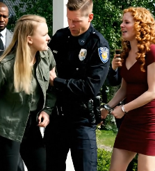 Äitini sanoi, että olin velkaa siskolleni 600 000 dollaria isämme kuoleman jälkeen, ja kun sanoin ei, hän lupasi, että maksaisin sen. Sitten hän ja siskoni pidättivät minut varkaudesta – mutta he eivät koskaan odottaneet isäni jättävän jälkeensä todisteita, jotka tuhoaisivat heidät molemmat. – Kuninkaalliset