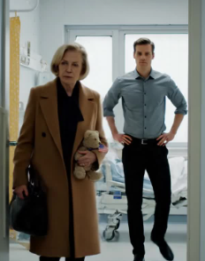 Ajoin 15 tuntia vain ollakseni paikalla lapsenlapseni syntymässä. Mutta sairaalan sisäänkäynnillä poikani pysäytti minut ja sanoi: “Äiti? Mitä sinä täällä teet? Vaimoni sanoi, ettei hän halua sinua tänne. Hän haluaa vain lähimmät perheenjäsenet lähelleen.” Olin murheen murtama, mutta kunnioitin silti heidän päätöstään ja lähdin hiljaa pois. Neljä päivää myöhemmin sairaala soitti minulle ja sanoi: “Rouva, synnytyslasku on 10 300 dollaria. Miten haluaisitte hoitaa maksun?” Vedin syvään henkeä ja annoin ainoan vastauksen, jonka koin oikeudenmukaiseksi. – Uutiset chien9 69–87 minuuttia 3.12.2026