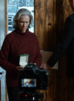 Viidentenä peräkkäisenä jouluna he “unohtivat” kutsua minut, joten ajoin yksin pieneen vuoristomökkiin, jota he kaikki pilkkasivat vuosia. Kun lapseni vihdoin ilmestyivät viikon kuluttua odottaen minun avaavan oven, he löysivät poliisin, kamera jo käynnissä, ja asianajajani seisomasta vierestäni vihreä laatikko täynnä kaikkea, mitä he luulivat minun koskaan todistavan.