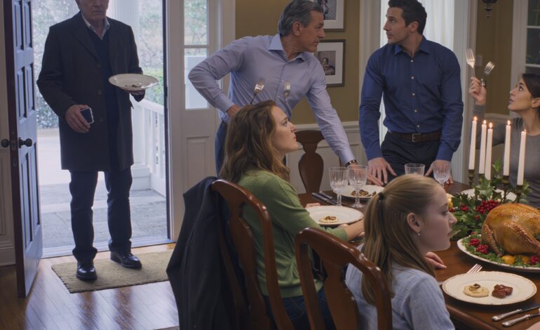 Ze bedankten hem voor het redden van hun leven en zeiden vervolgens dat hij van zijn eigen stoel aan zijn eigen kersttafel moest opstaan – zonder te beseffen dat de oude man die ze als een last beschouwden, iedereen eraan zou herinneren in wiens huis ze zich eigenlijk bevonden.