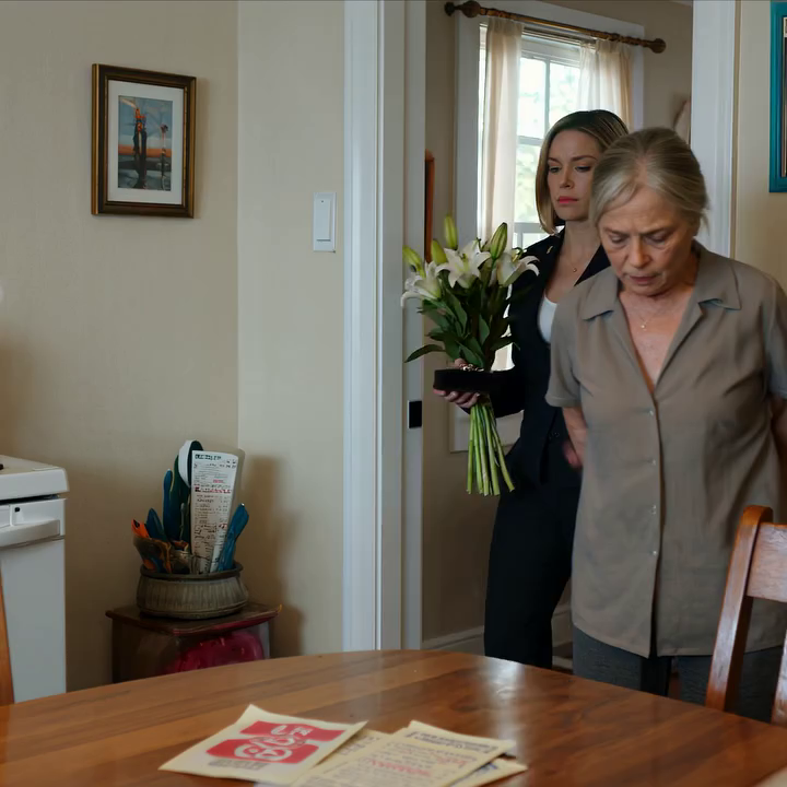 Op Moederdag bracht ik mijn moeder bloemen en vroeg ik naar de 6000 dollar die ik elke maand overmaakte. Ze keek verbaasd en zei: “Ik krijg hulp van de kerk.” Op dat moment kwamen mijn vader en mijn broer binnen.