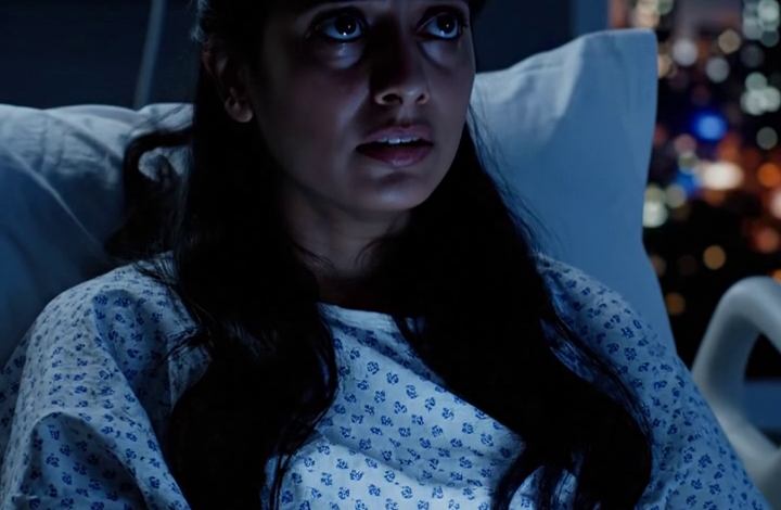 De verloofde van mijn broer omhelsde me tijdens de brunch en noemde me ‘de beroemde zus’ – een paar maanden later werd ik wakker in een ziekenhuisbed terwijl hij me een berichtje stuurde om bij hen uit de buurt te blijven.