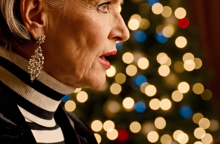 Mijn moeder glimlachte en vertelde de gasten dat ik “gewoon een kantoorassistent” was, en mijn vader voegde eraan toe: “Tenminste heeft ze een baan.” Ik bleef rustig de kersttafel dekken totdat oom John de Wall Street Journal opensloeg en me aankeek alsof hij zich net realiseerde dat hij alles verkeerd had gedaan.