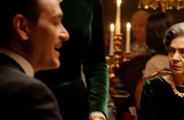 Op Thanksgivingavond schoof mijn zoon mijn stoel niet aan, werd mijn waterglas overgeslagen en werd het laatste stuk pompoentaart als kruimels naar me toegeschoven, terwijl de hele tafel maar bleef praten over een huis aan het meer, een skivakantie en hun voorjaarsrenovatie. De volgende ochtend verstomden alle verhalen waar ze het over hadden gehad, en deze keer lachte niemand meer zo makkelijk.