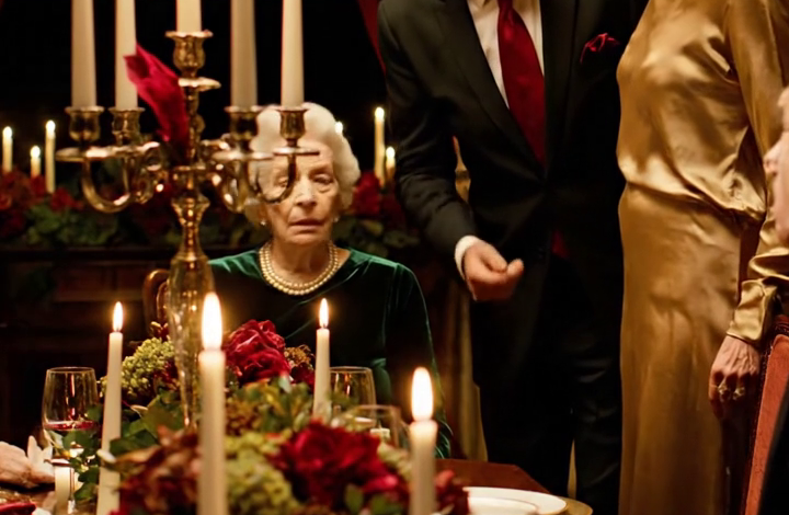 Op Thanksgivingavond schoof mijn zoon mijn stoel niet aan, werd mijn waterglas overgeslagen en werd het laatste stuk pompoentaart als kruimels naar me toegeschoven, terwijl de hele tafel maar bleef praten over een huis aan het meer, een skivakantie en hun voorjaarsrenovatie. De volgende ochtend verstomden alle verhalen waar ze het over hadden gehad, en deze keer lachte niemand meer zo makkelijk.