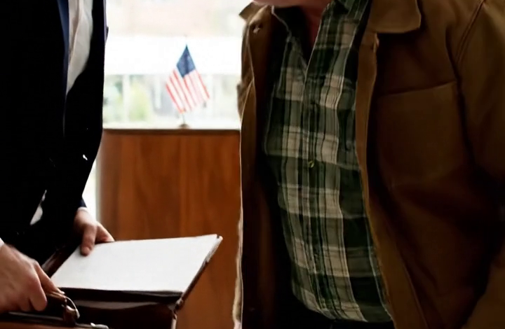 Op mijn achtenzestigste verloor ik mijn huis door een scheiding. Ik belde mijn dochter om hulp en hoorde haar lachen voordat ze me vertelde dat niemand op mijn leeftijd een oude man nodig had. Drie maanden later woonde ik in een motel aan East Main Street in Columbus toen een advocaat in een donkere wollen jas de lobby binnenkwam en me vertelde dat mijn eerste vrouw in Oregon was overleden en me zevenenveertig miljoen dollar had nagelaten. Toen verlaagde hij zijn stem en zei dat er één voorwaarde was.