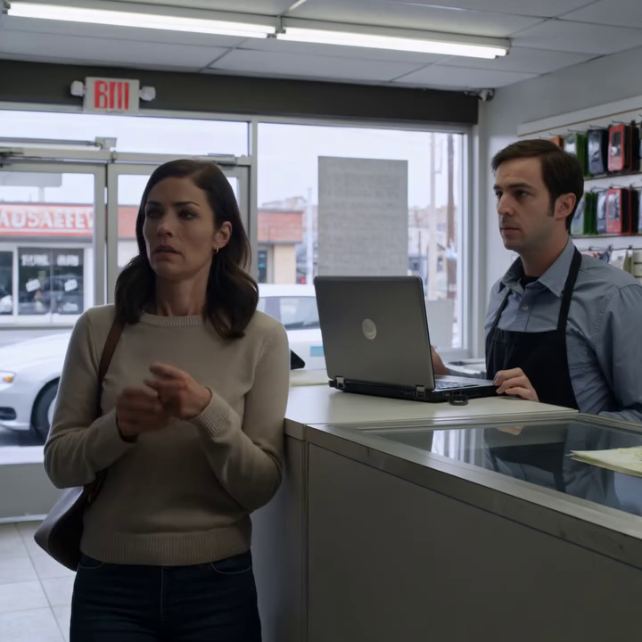 Ik bracht de kapotte, oude laptop van mijn zoon naar een kleine reparatiewinkel, in de veronderstelling dat ik hem hielp met zijn werk. Nog geen uur later trok een bleke technicus me in een hoek, verlaagde zijn stem en zei dat ik mijn creditcards moest blokkeren, al mijn wachtwoorden moest wijzigen en moest vertrekken voordat de jongen die ik had opgevoed zich realiseerde wat ik net had gezien.