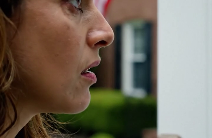 Ik liet mijn vader en stiefmoeder zes jaar lang gratis in het huis wonen dat mijn grootvader me had nagelaten, maar toen eisten ze mijn kamer op voor hun “aanstaande baby” en veranderden ze de sloten om me buiten te houden…